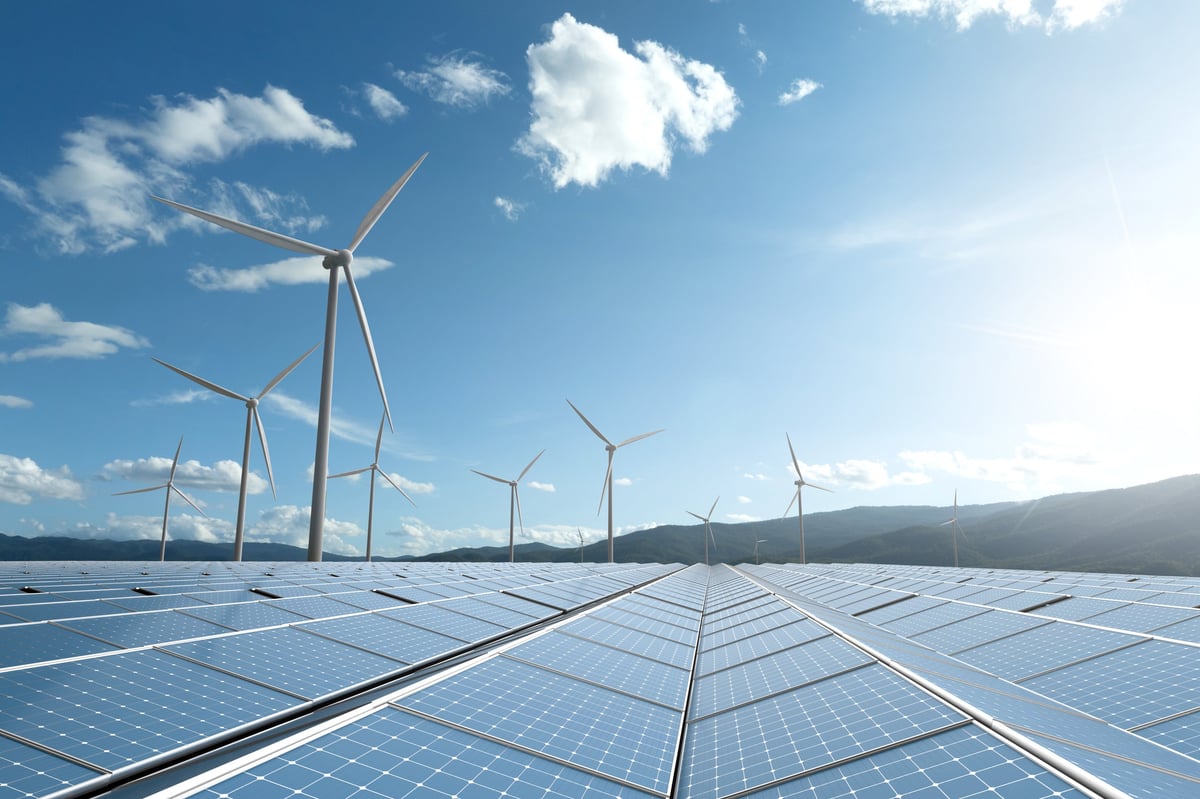 Solaranlage und Windkraftanlage in Berglandschaft — grüne Energie